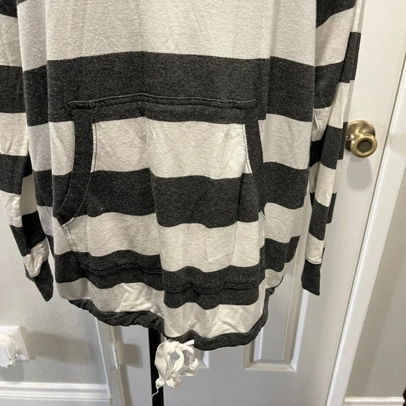 Kensie Grey and White Striped Long Sleeve Top Size Medium - Picture 2 of 4